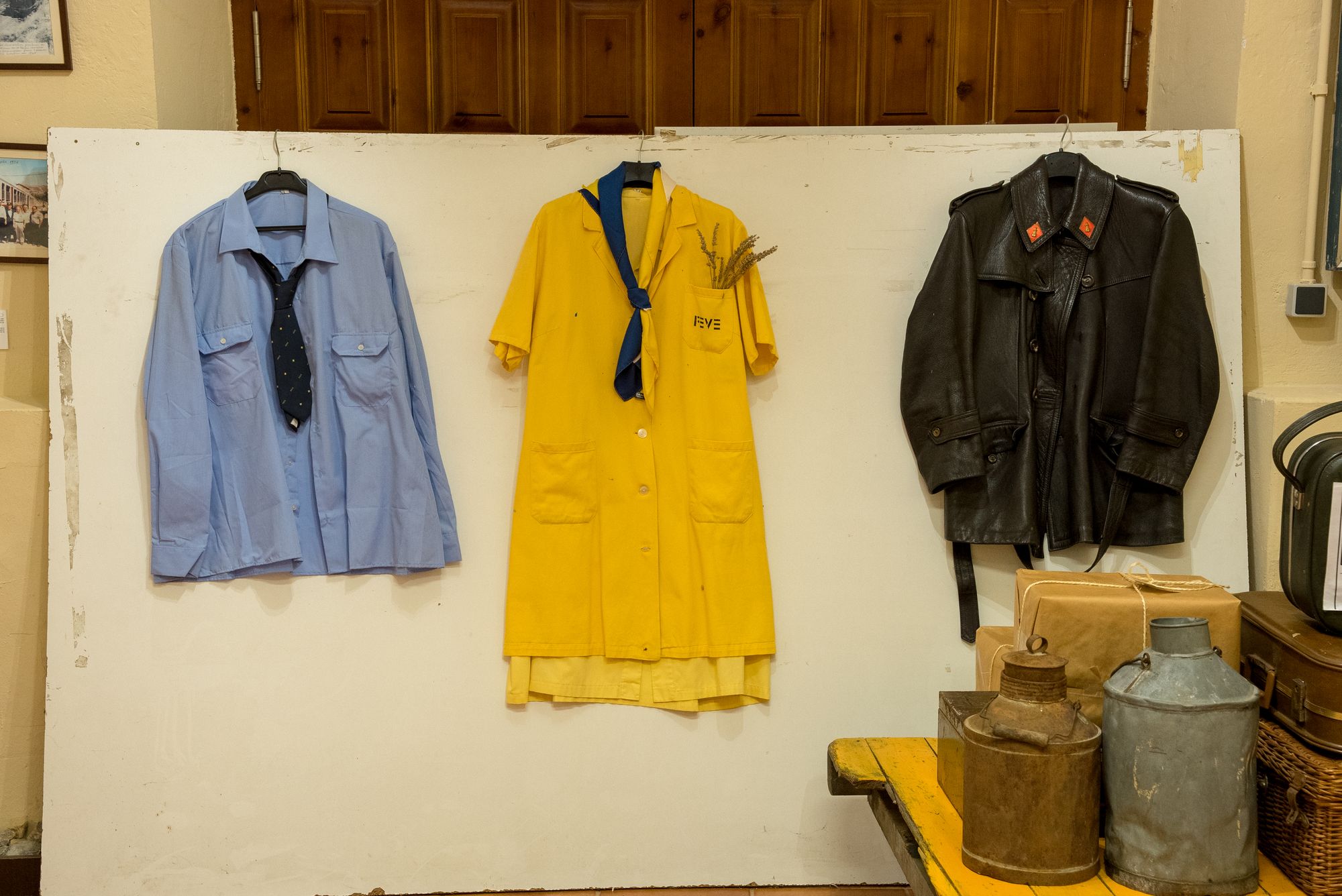 Tres prendas expuestas: camisa azul, conjunto amarillo FEVE y chaqueta de cuero