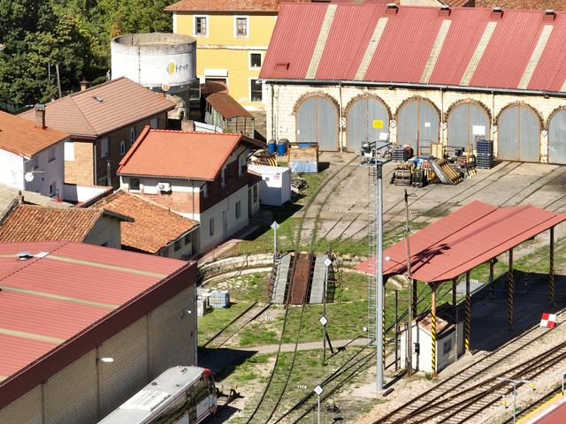 Plataforma giratoria, círculo parcial del foso, vías radiales, nave de puertas arqueadas y depósito elevado.