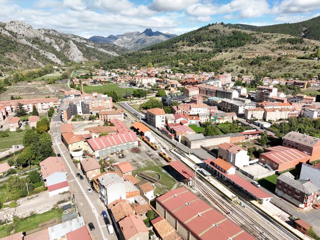 Placa giratoria completa, abanico de vías, nave, andenes y estación de Cistierna.