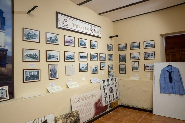 El rincón de Maxi: rótulo, fotografías y cartelas en dos paredes