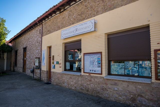 Fachada oblicua del Museo del Ferroviario, con puerta, rótulo y ventanas.